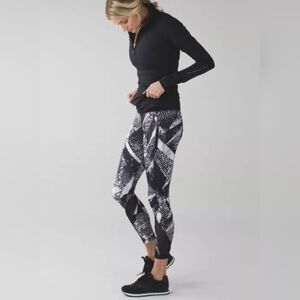 Lululemon Women Size 4 Inspire Tight Crop Printed Black White Mesh Leggi…